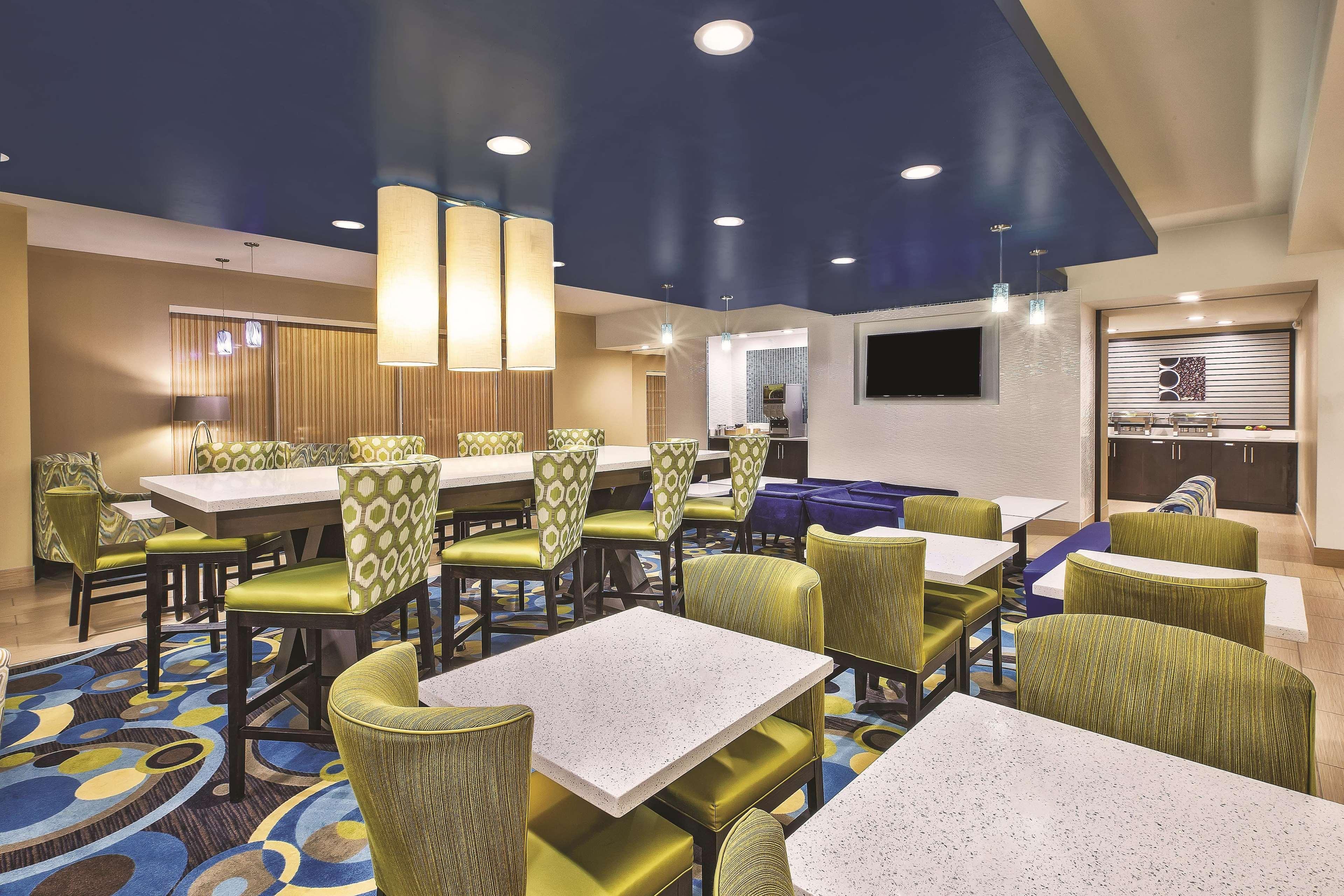 La Quinta By Wyndham Niagara Falls Exterior photo